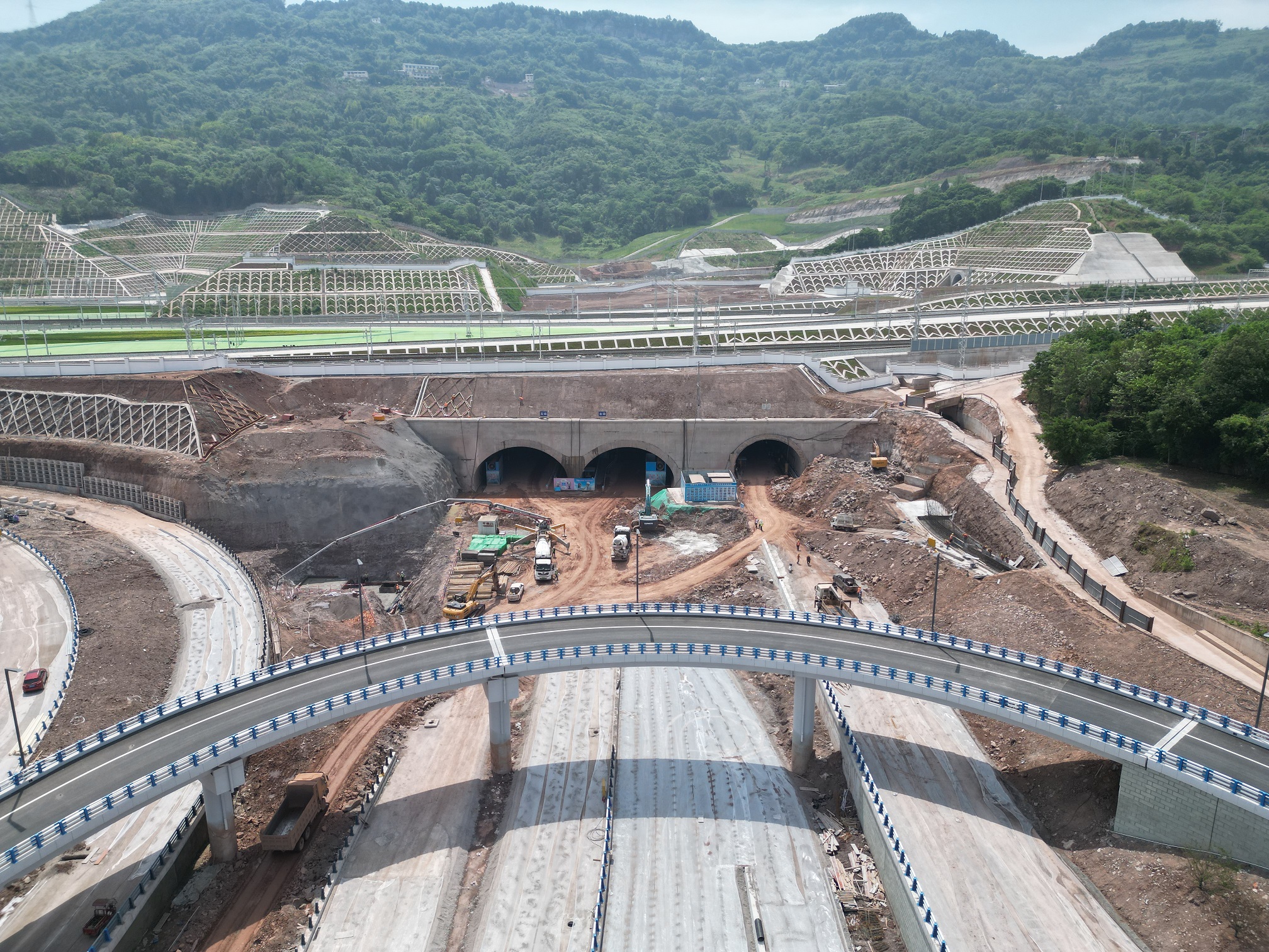 茶惠大道二标段项目重庆东站樵坪山接线A隧道全线贯通.jpg