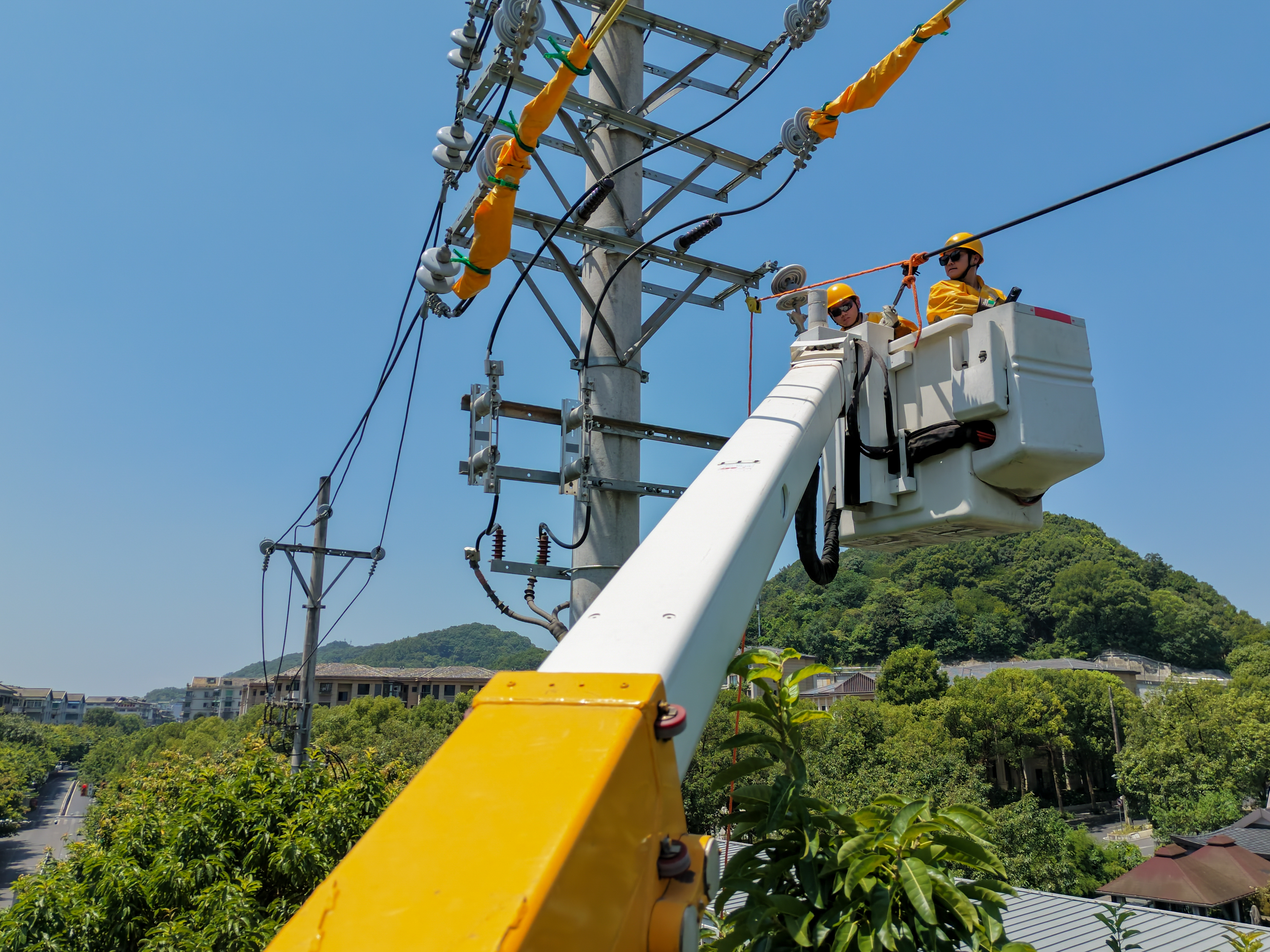 正午高温带电抢修 守护居民夏日清凉.jpg