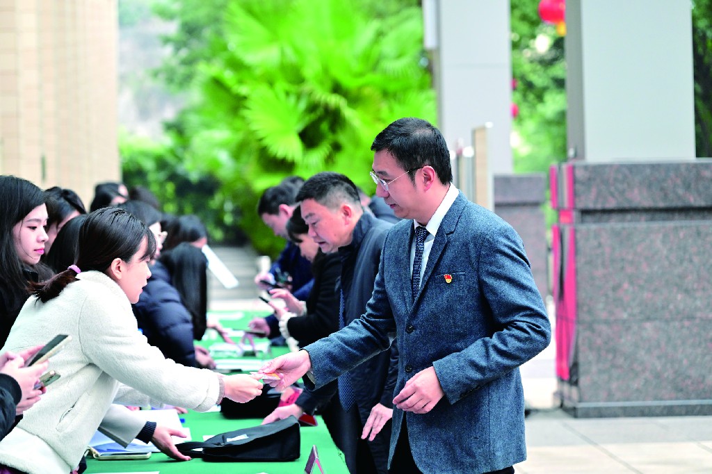 怀揣民意 为民“代言” 区人大代表向大会报到.jpg