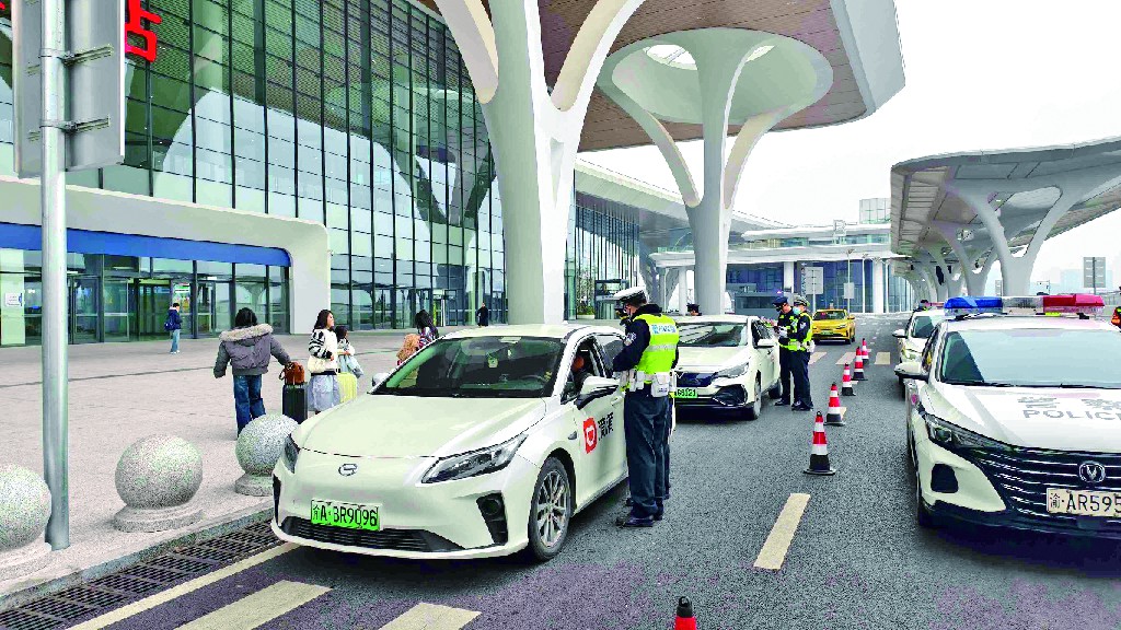 南岸区开展春运联合执法行动 守护旅客返乡平安路.jpg