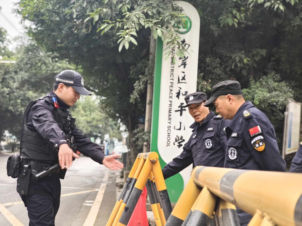 南岸公安多警联动 暖心守护校园开学季.jpg