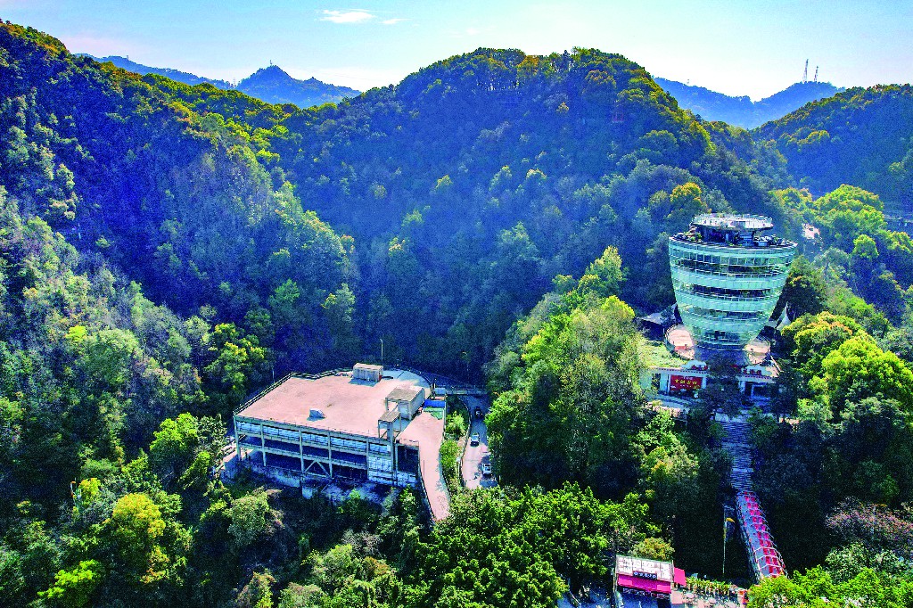 我区新增一便民停车场 来南山一棵树观景更方便.jpg