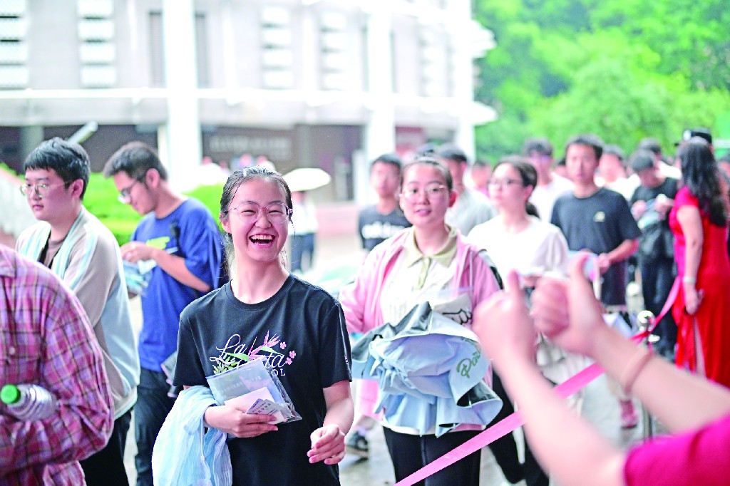 南岸5353名考生奔赴考场 迎接梦想.jpg