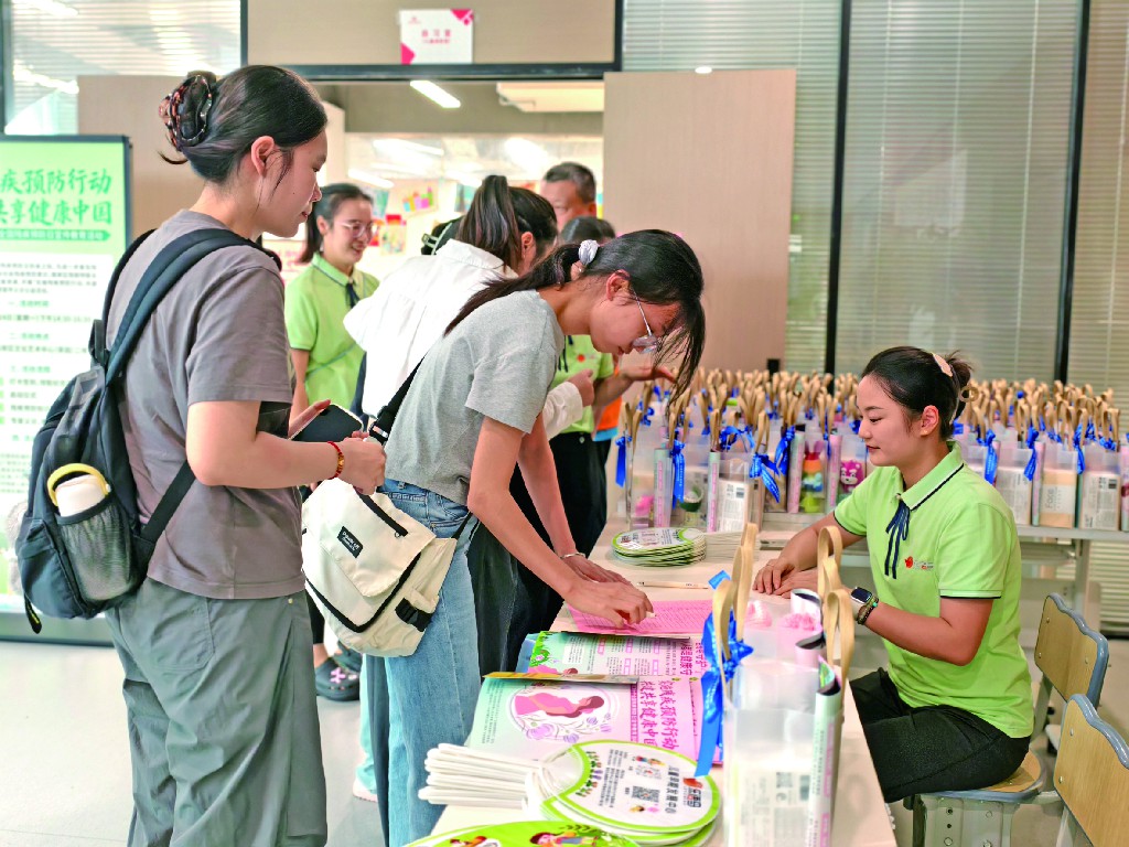 指尖匠心传暖意 科普义诊护健康 南岸区开展第十个全国残疾预防日宣传教育活动.jpg