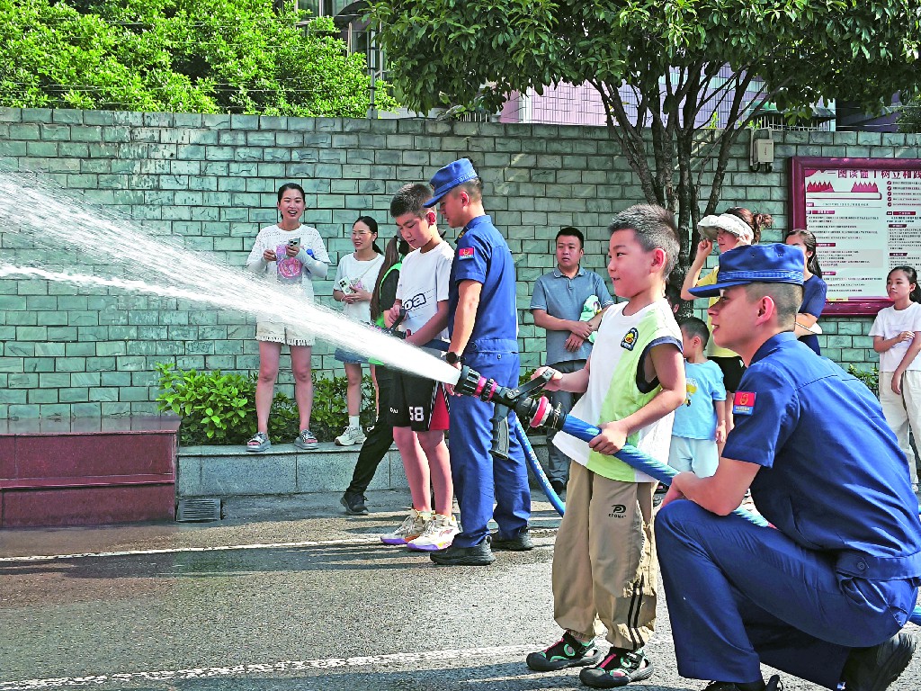 亲子家庭“探秘消防营” 解锁居家安全防护技能.jpg
